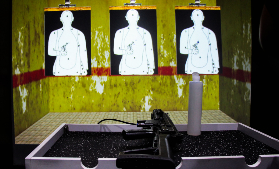 Policiais militares passam por instrução de tiro em caminhão de treinamento com simulador