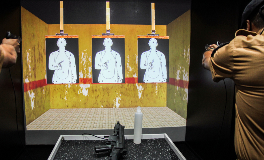 Policiais militares passam por instrução de tiro em caminhão de treinamento com simulador