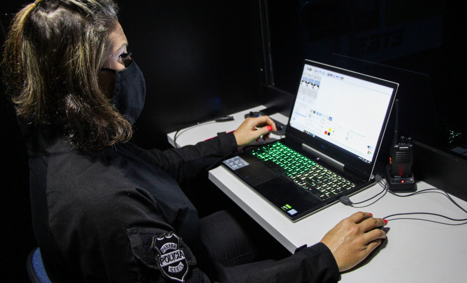 Policiais militares passam por instrução de tiro em caminhão de treinamento com simulador