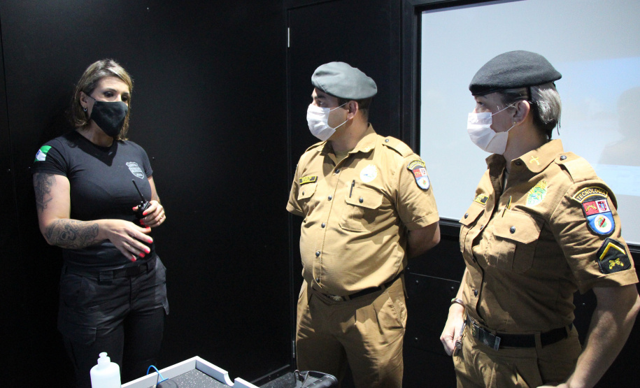 Policiais militares passam por instrução de tiro em caminhão de treinamento com simulador