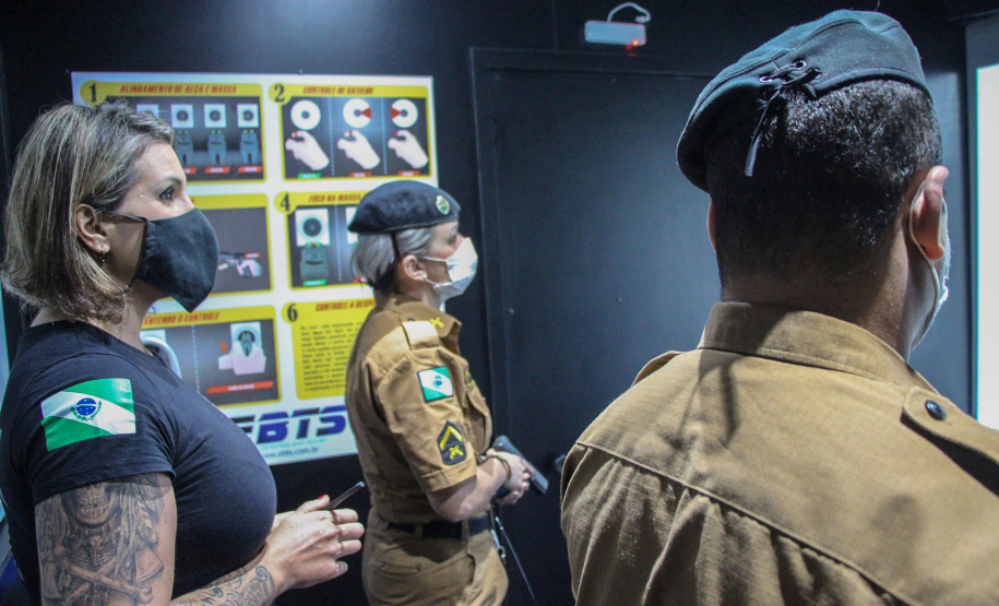 Policiais militares passam por instrução de tiro em caminhão de treinamento com simulador