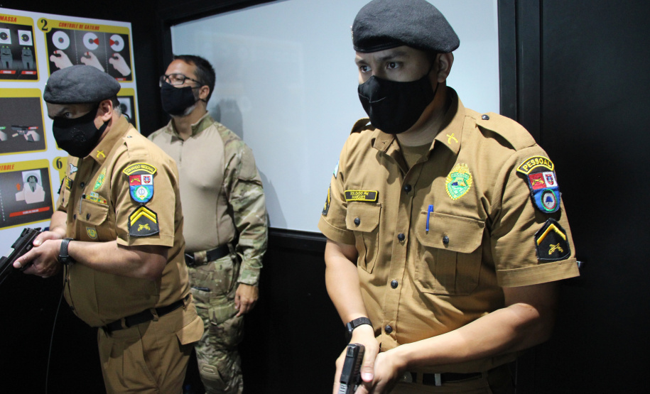 Policiais militares passam por instrução de tiro em caminhão de treinamento com simulador