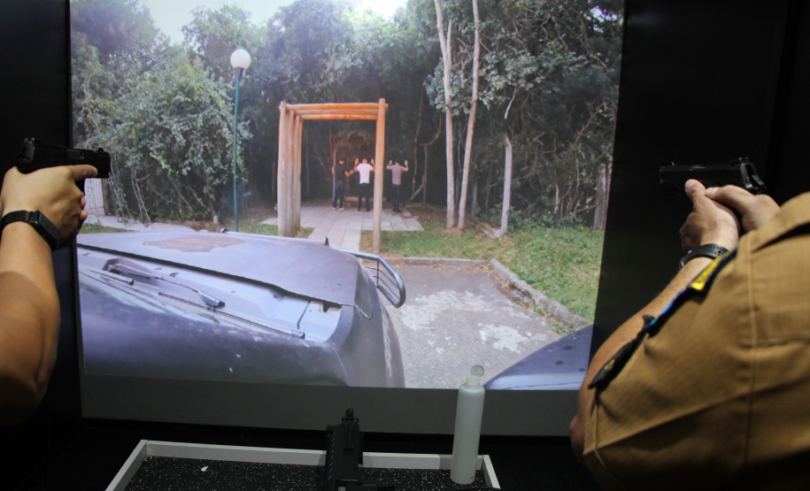 Policiais militares passam por instrução de tiro em caminhão de treinamento com simulador