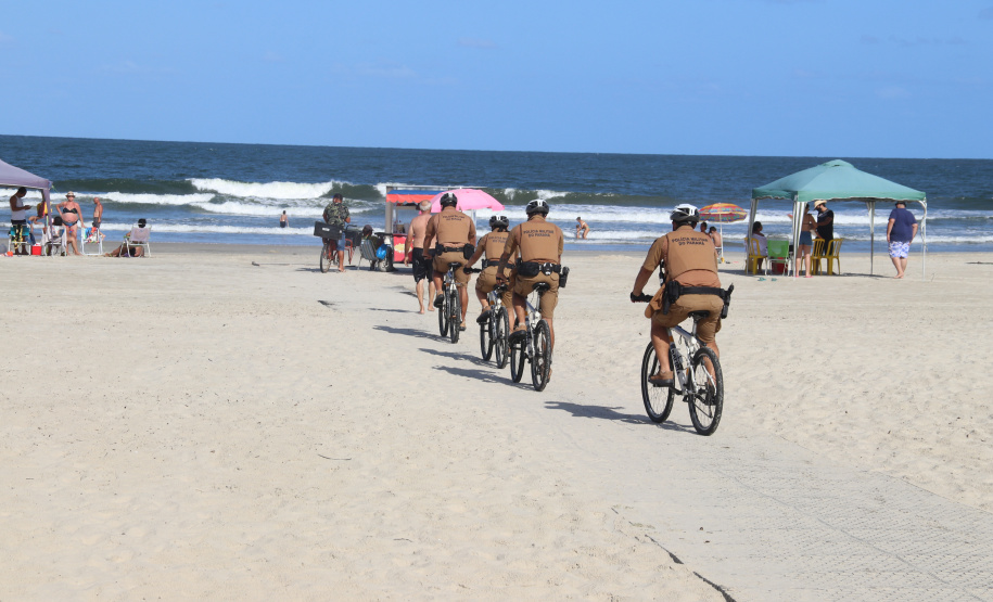 Patrulhamento com bicicletas aproxima policiais da população durante a temporada