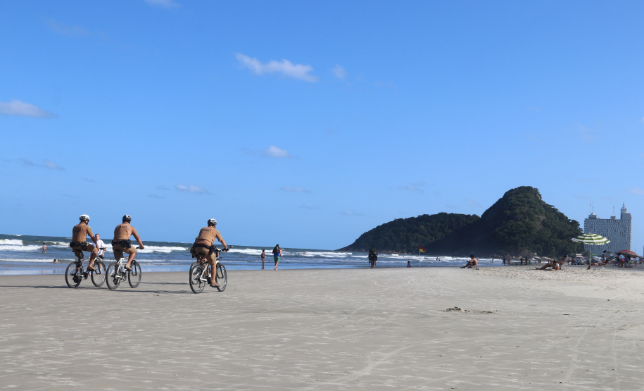 Patrulhamento com bicicletas aproxima policiais da população durante a temporada