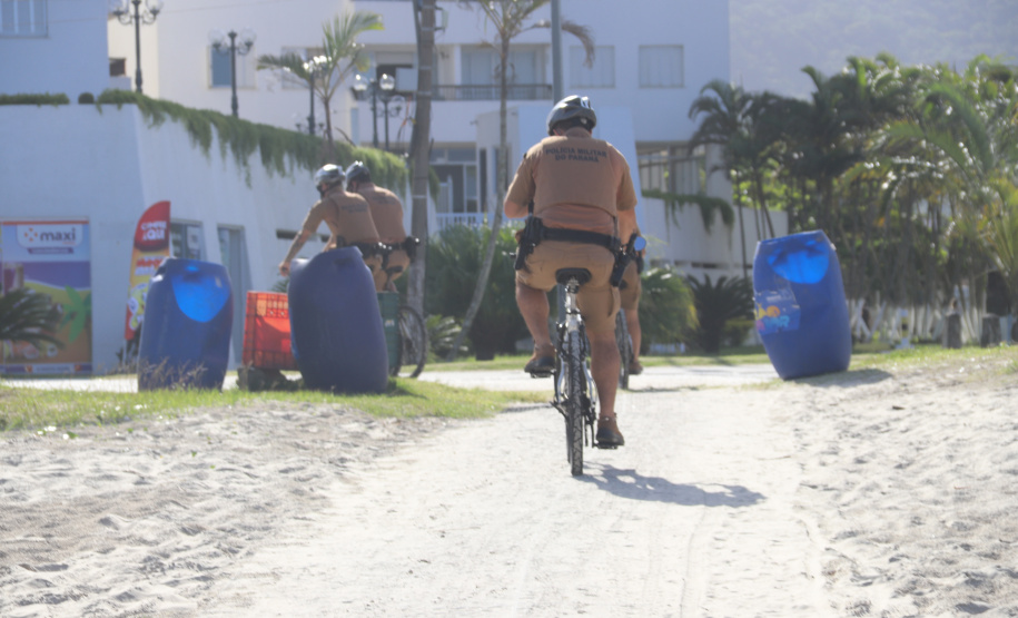 Patrulhamento com bicicletas aproxima policiais da população durante a temporada