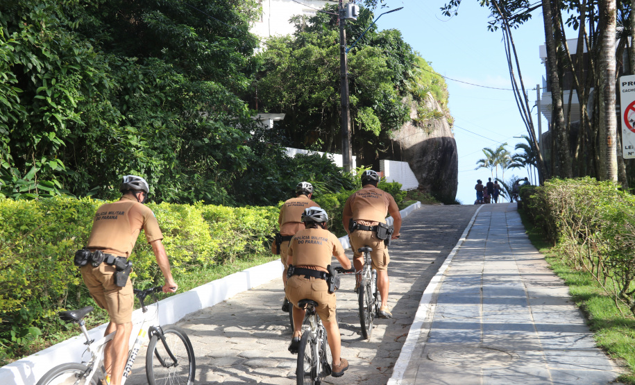 Patrulhamento com bicicletas aproxima policiais da população durante a temporada