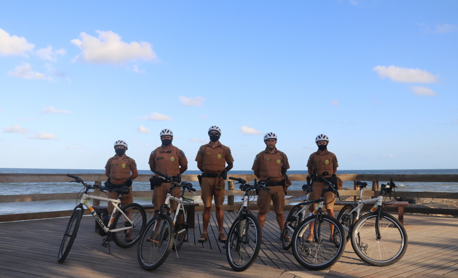 Patrulhamento com bicicletas aproxima policiais da população durante a temporada