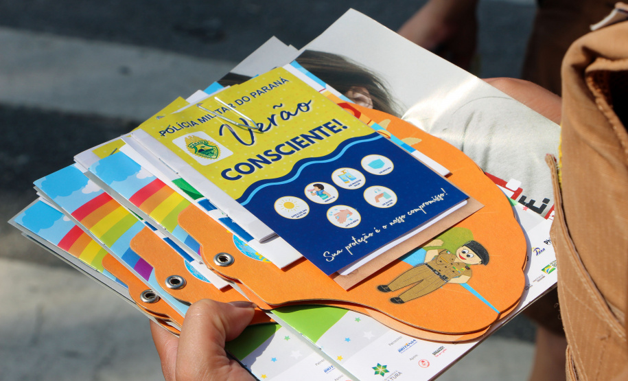 PM faz blitz educativa em Pontal do Paraná e reforça orientações para prevenção do coronavírus e dengue