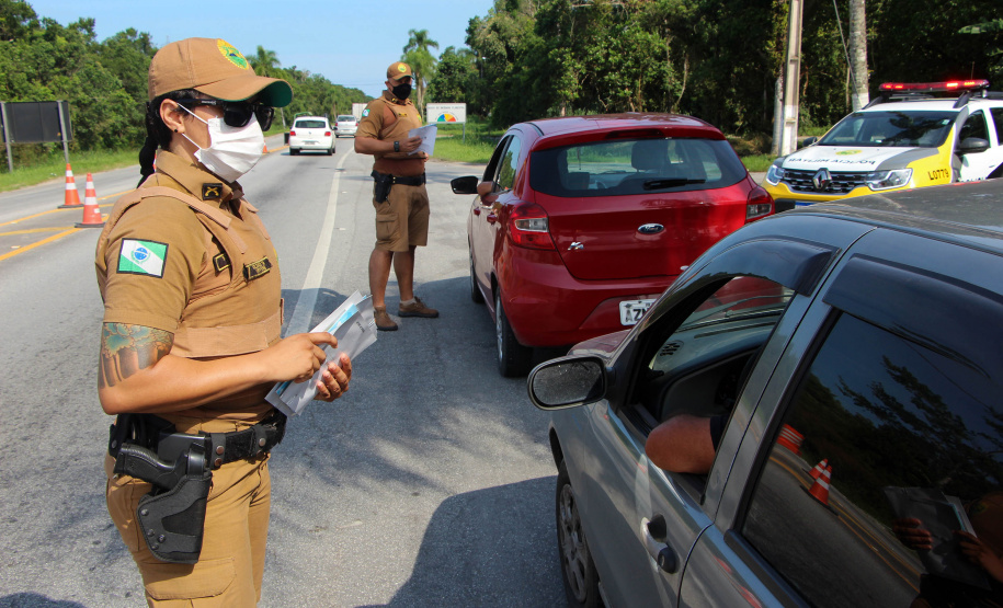 PM faz blitz educativa em Pontal do Paraná e reforça orientações para prevenção do coronavírus e dengue