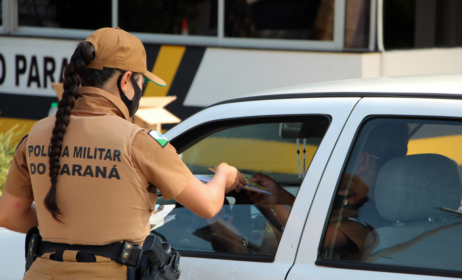 PM faz blitz educativa em Pontal do Paraná e reforça orientações para prevenção do coronavírus e dengue