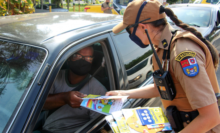 PM faz blitz educativa em Pontal do Paraná e reforça orientações para prevenção do coronavírus e dengue