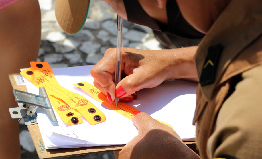 Durante blitz educativa, PM leva conscientização à população com abordagens lúdicas em Matinhos (PR)