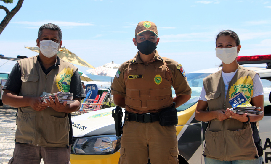 Durante blitz educativa, PM leva conscientização à população com abordagens lúdicas em Matinhos (PR)
