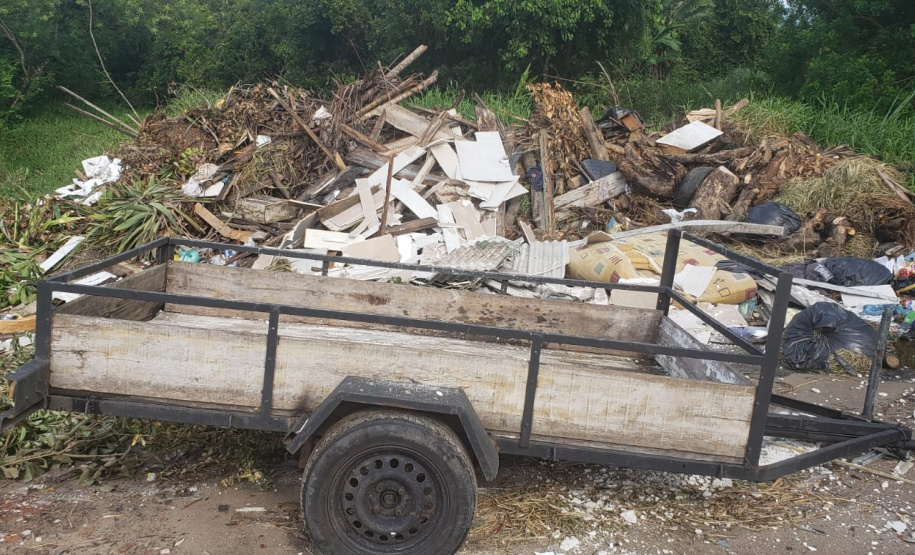Polícia Ambiental combate descarte de resíduos a céu aberto e resgata aves silvestres no Litoral