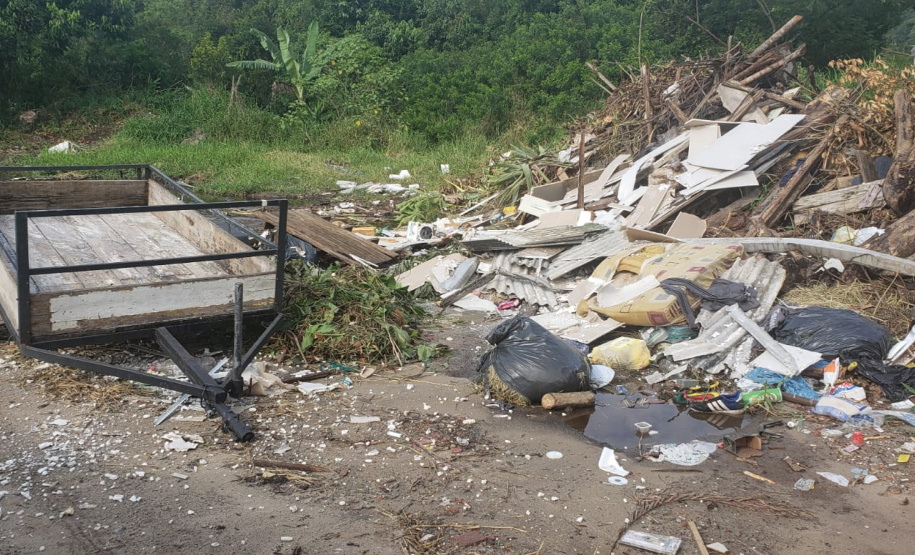 Polícia Ambiental combate descarte de resíduos a céu aberto e resgata aves silvestres no Litoral