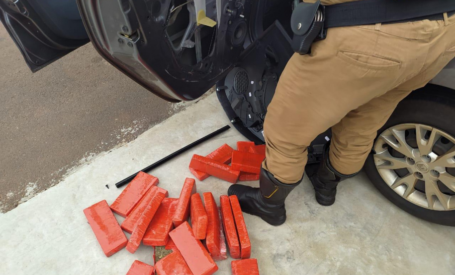 Mais de 60 quilos de maconha que iriam para Minas Gerais são apreendidos pela PM em Perobal, no Noroeste do Paraná