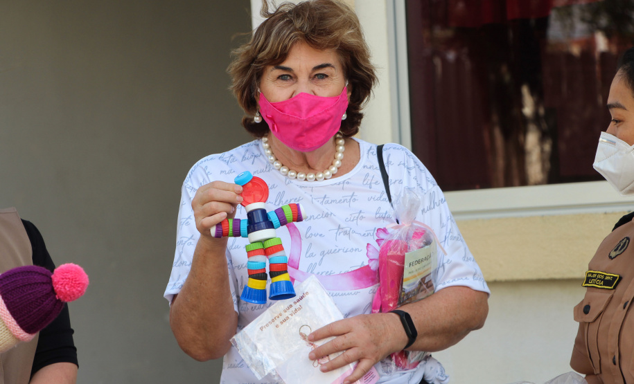 Embaixadoras da Paz Mundial entregam presentes para as profissionais da saúde do Hospital da PM em Curitiba