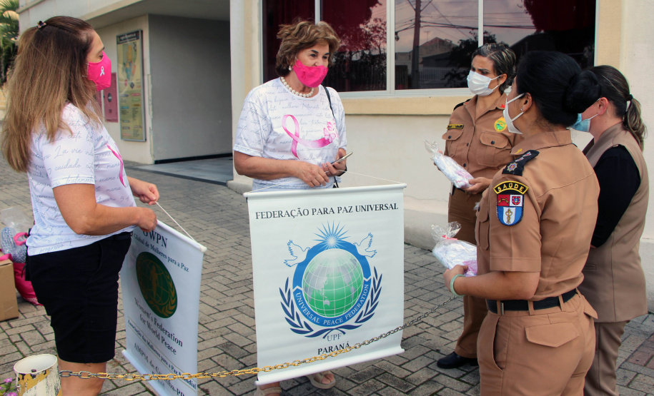 Embaixadoras da Paz Mundial entregam presentes para as profissionais da saúde do Hospital da PM em Curitiba