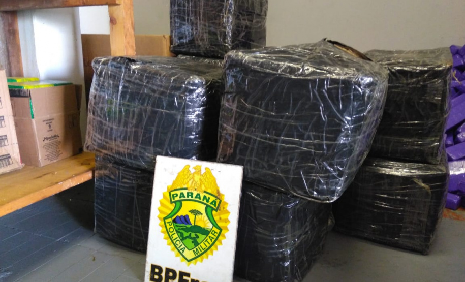 BPFron recupera carro roubado carregado com 262 quilos de insumo para suplementos contrabandeados em Cascavel (PR)