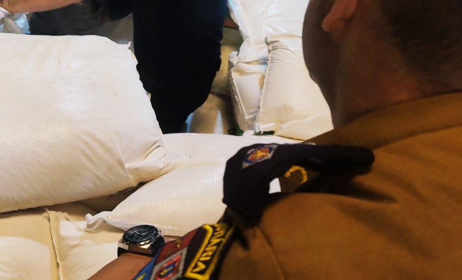 Grande quantidade de contrabando é apreendido pelo BPRv em meio a carga de farinha de trigo no Oeste do estado