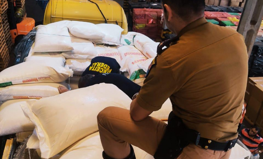 Grande quantidade de contrabando é apreendido pelo BPRv em meio a carga de farinha de trigo no Oeste do estado