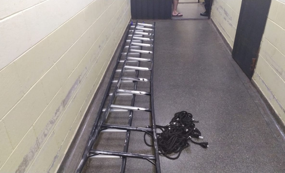 Homem tenta invadir Penitenciaria Estadual de Cruzeiro do Oeste usando escada para entrega de celulares e acaba preso