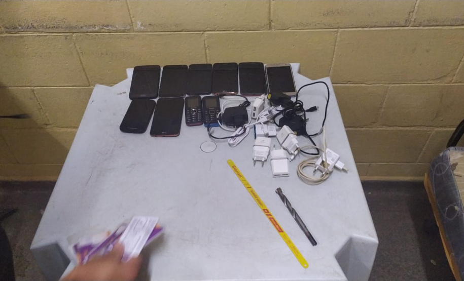 Homem tenta invadir Penitenciaria Estadual de Cruzeiro do Oeste usando escada para entrega de celulares e acaba preso