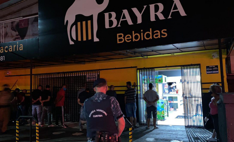 Fiscalização fecha oito pontos comerciais e prende 20 pessoas no fim de semana