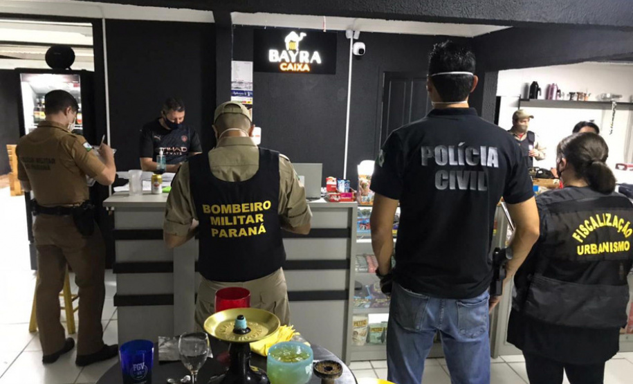 Fiscalização fecha oito pontos comerciais e prende 20 pessoas no fim de semana