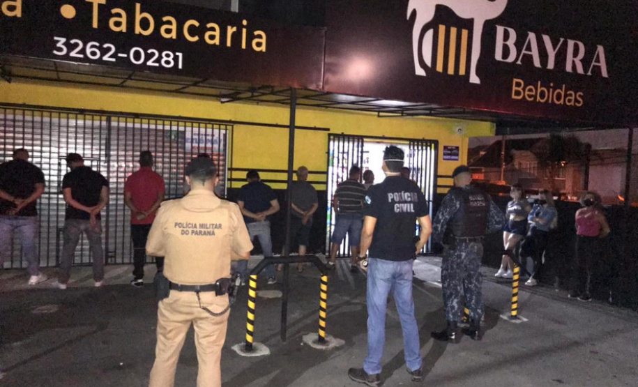 Fiscalização fecha oito pontos comerciais e prende 20 pessoas no fim de semana