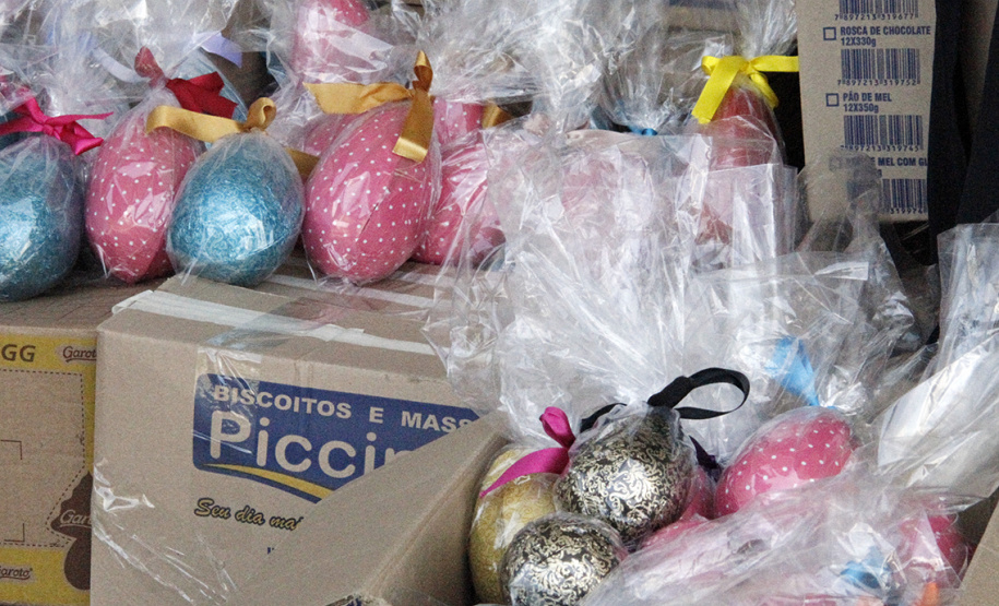 Segurança Pública entrega 1,4 mil ovos de chocolate para a campanha Páscoa Solidária