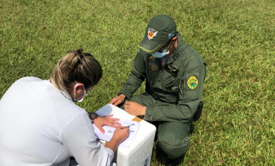 Aeronaves da PM levam vacinas e insumos para municípios do Interior do Paraná