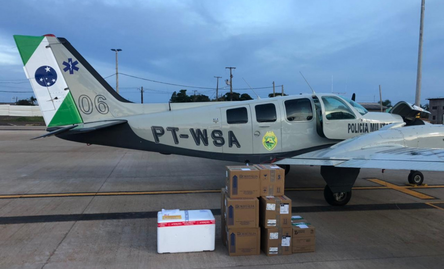 Aeronaves da PM levam vacinas e insumos para municípios do Interior do Paraná