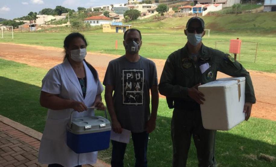 Aeronaves da PM levam vacinas e insumos para municípios do Interior do Paraná