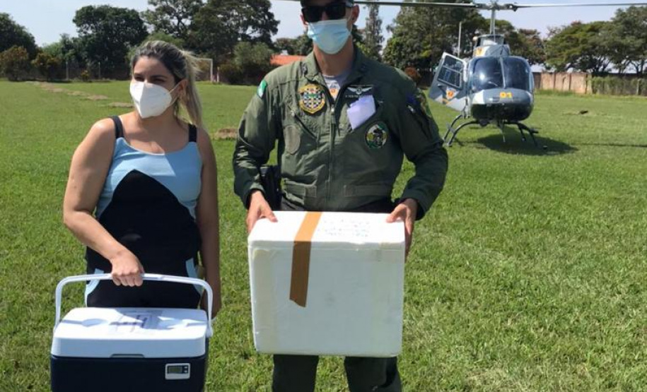 Aeronaves da PM levam vacinas e insumos para municípios do Interior do Paraná