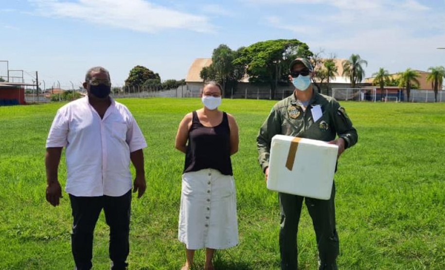 Aeronaves da PM levam vacinas e insumos para municípios do Interior do Paraná