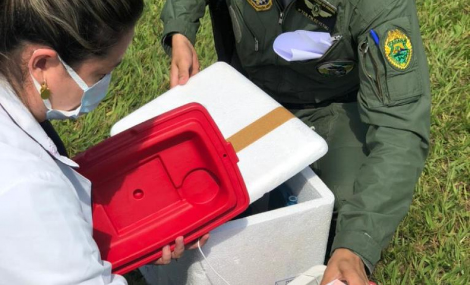 Aeronaves da PM levam vacinas e insumos para municípios do Interior do Paraná