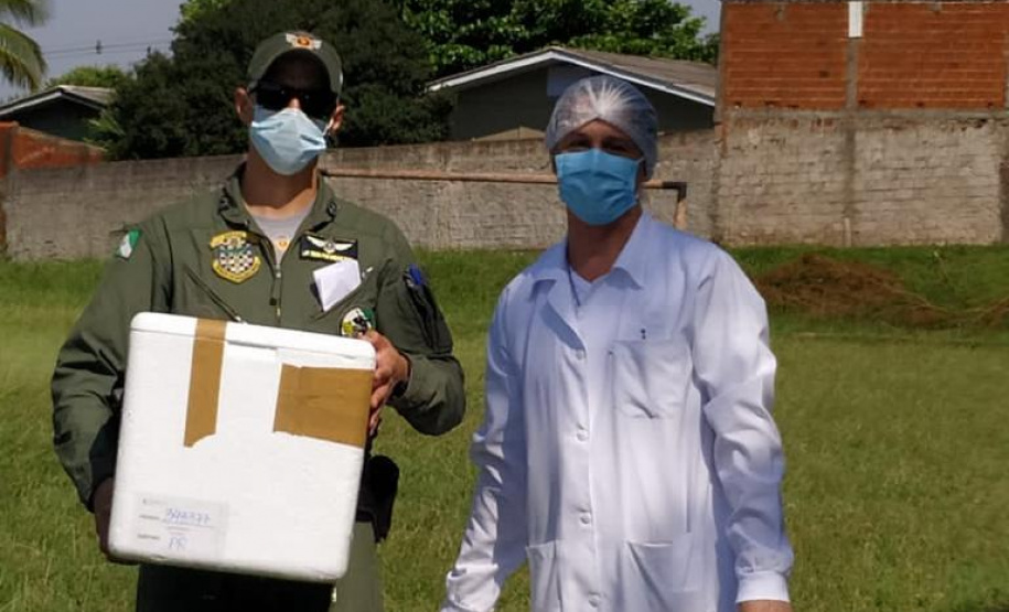 Aeronaves da PM levam vacinas e insumos para municípios do Interior do Paraná