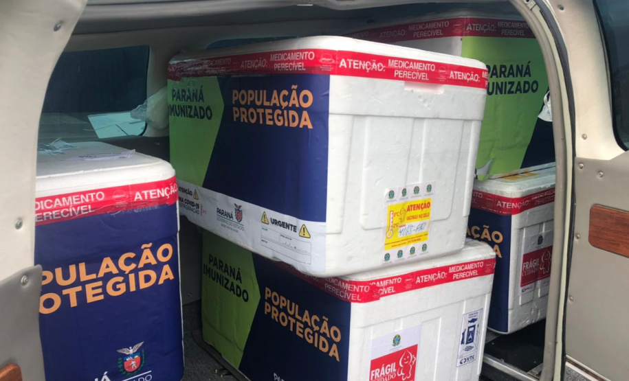 Aeronaves da PM levam vacinas e insumos para municípios do Interior do Paraná