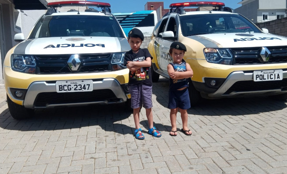 23º Batalhão da PM presta homenagem a tenente que faleceu em serviço e recebe sua família em Curitiba