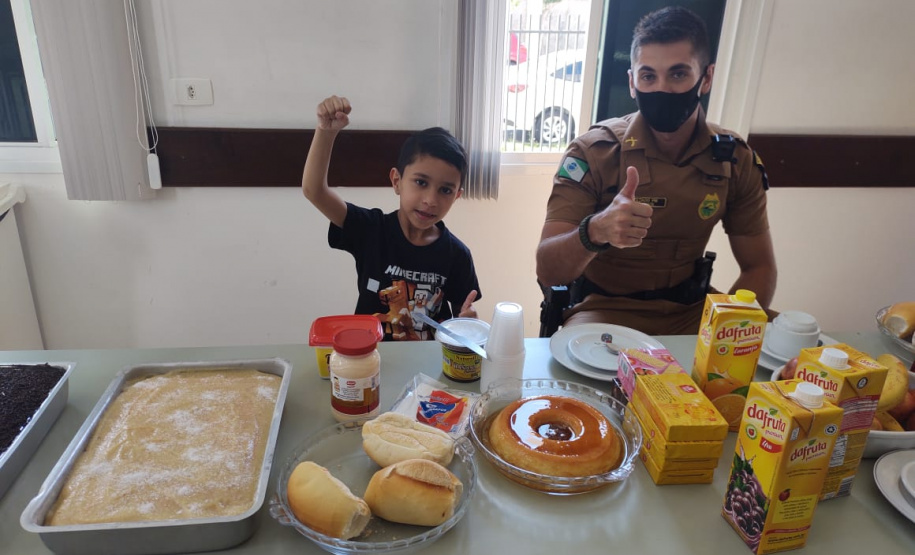 23º Batalhão da PM presta homenagem a tenente que faleceu em serviço e recebe sua família em Curitiba