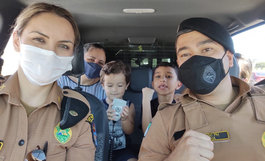 23º Batalhão da PM presta homenagem a tenente que faleceu em serviço e recebe sua família em Curitiba