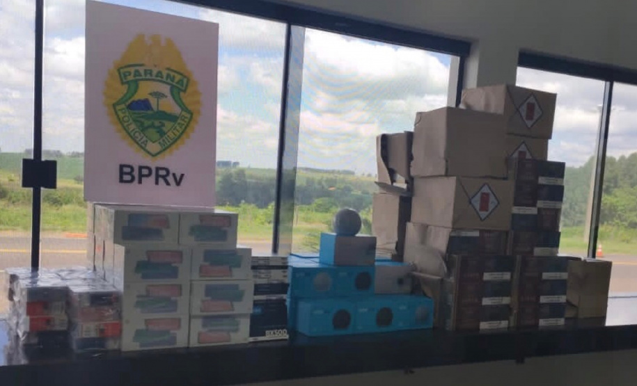 Veículo carregado com cigarros e aparelhos eletrônicos contrabandeados é apreendido pela PM em Francisco Alves, no Noroeste do Paraná
