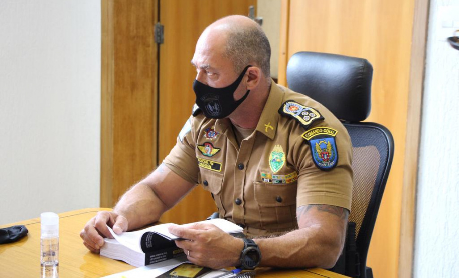 Oficiais da PM lançam livro com técnicas para Negociação em Crises