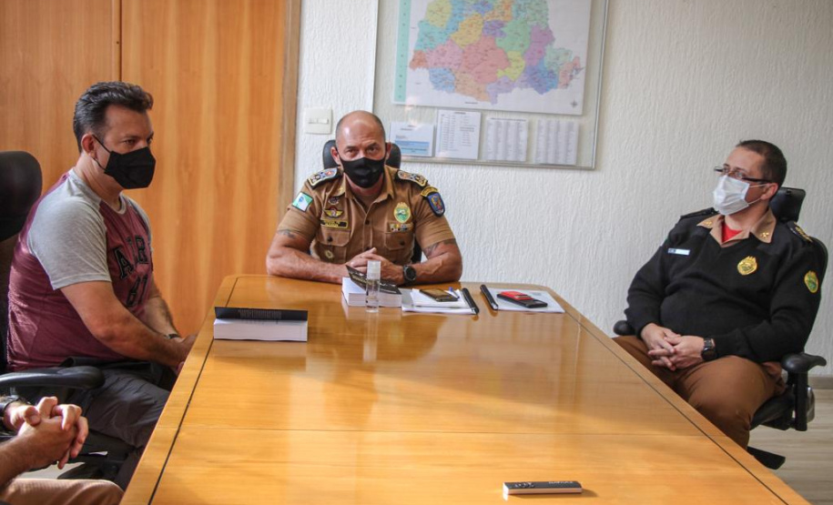 Oficiais da PM lançam livro com técnicas para Negociação em Crises