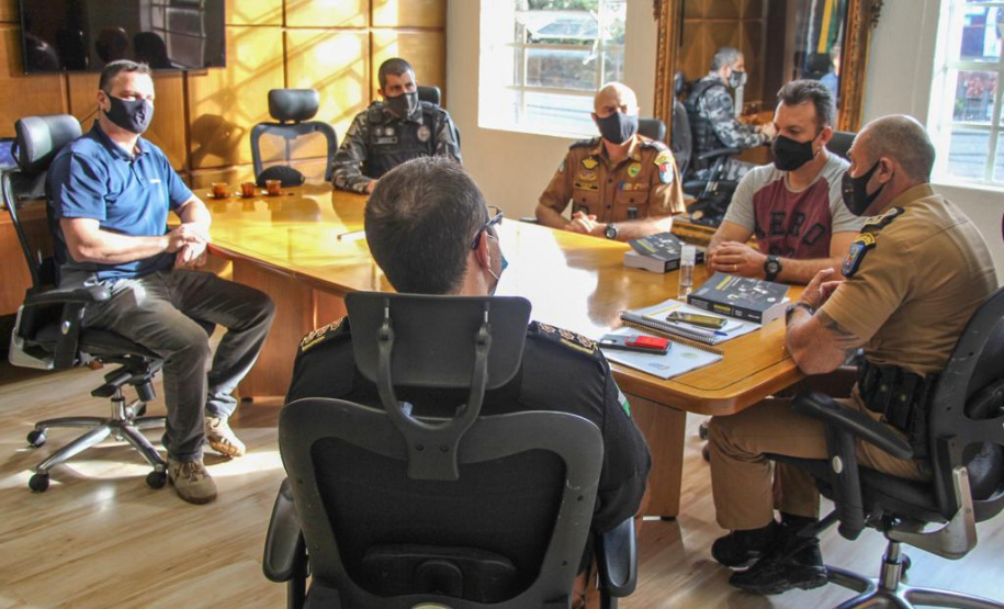 Oficiais da PM lançam livro com técnicas para Negociação em Crises