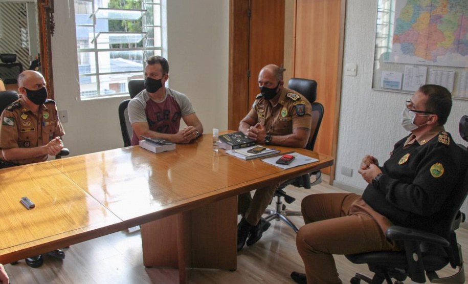 Oficiais da PM lançam livro com técnicas para Negociação em Crises