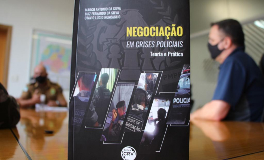 Oficiais da PM lançam livro com técnicas para Negociação em Crises