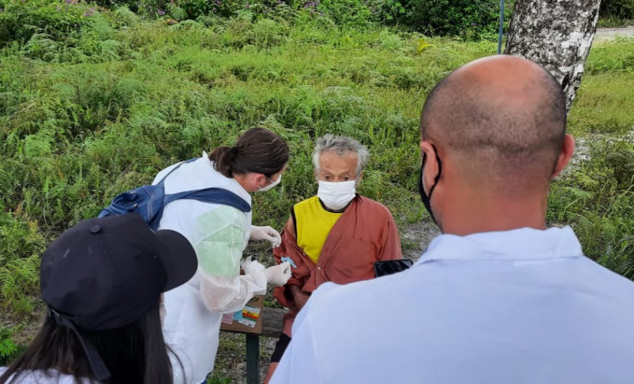 Apoio aéreo do BPMOA garante vacinação para moradores de Barra do Ararapira e Itaqui, no Litoral do estado